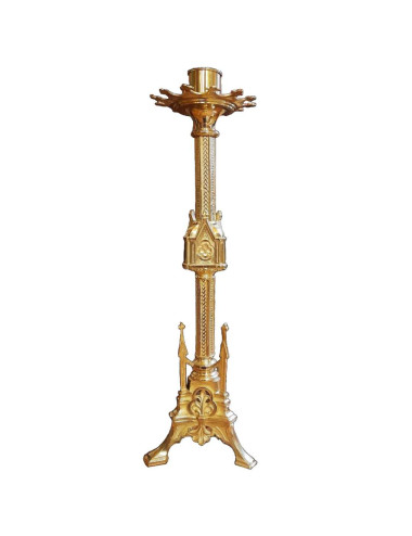 Candelero gótico realizado en metal con motivos florales