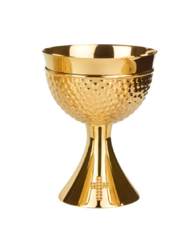 Cáliz de estilo visigodo con la copa cincelada a mano
