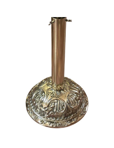 Base portaestandarte cincelada realizada en metal plateado