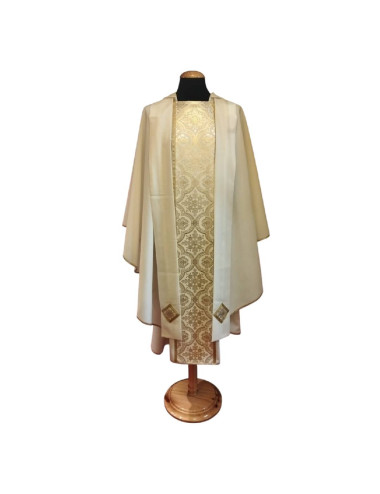 Casulla modelo Santarrufina realizada en blanco