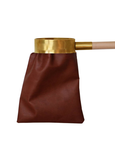 Limosnero realizado en metal y piel sintética con mango de madera
