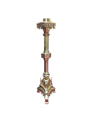 Candelero gótico realizado en metal