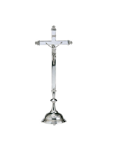 Cruz de altar clásica realizada en metal
