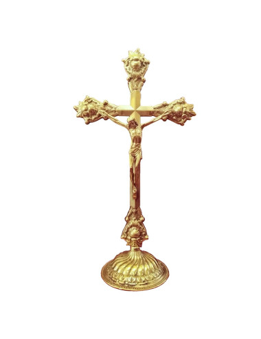 Cruz de altar realizada en metal