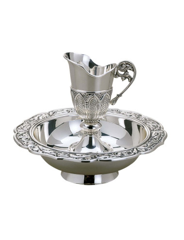 Lavabo con decoración gótica