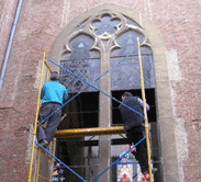 Montaje vidriera restaurada Iglesia Sta. Cruz por Santarrufina restauracion de vidrieras, restauraciones, santarrufina